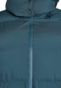 Tummanvihreä untuvatakki, jossa edessä vedenpitävä vetoketju, huppu, jossa napsautettava nappi ja säädettävät nyörit oikealla puolella.