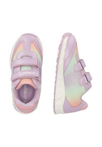 Lila Sportschuhe aus Mesh- und Synthetikmaterial, mit verstellbaren Riemen, einem Farbverlauf in Pastellfarben und einer weißen Sohle.