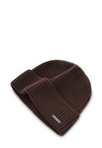 Ciemnobrązowa, prążkowana czapka beanie z podwiniętym brzegiem i małą, prostokątną metalową metką na białym tle.