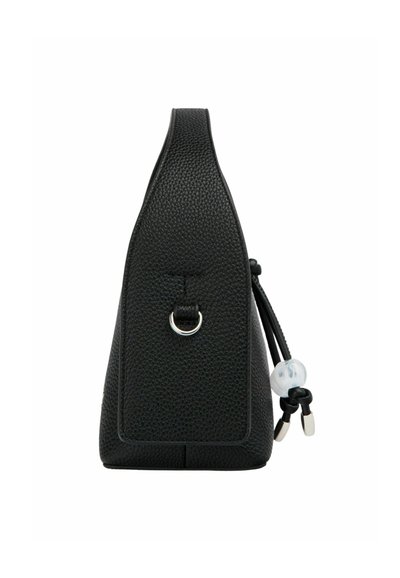 Borsa a tracolla in pelle nera con texture, forma angolare, tasca frontale, dettagli in argento e tracolla regolabile con una perla decorativa.