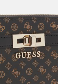 Guess EMILEE LARGE ZIP AROUND - Portafoglio - mocha