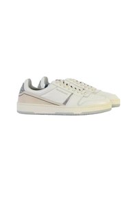 Hvide lædersneakers med grå detaljer, lavt design, strukturerede sidepaneler og en flad gummisål. Inklusiv snørebånd og brandingdetalje.