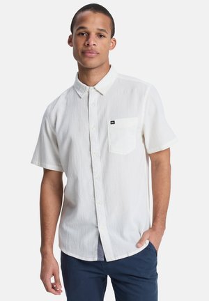 Kurzärmliges, weißes Hemd mit Knöpfen aus strukturiertem Stoff. Verfügt über eine Brusttasche und ein kleines Logo-Patch auf der Tasche.