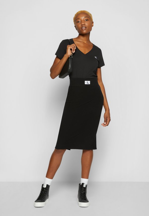 EMBROIDERY V NECK - Basic T-shirt2