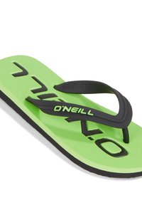 Grön flip-flop med en strukturerad yta, svarta gummiband och "O'NEILL"-logotyp. PVC-fri materiell anges på bandet.