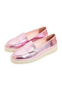 Metalliset pinkit slip-on loaferit, joissa on sileä pinta, pyöreä varvastyyppi ja kontrastivalkoinen pohja. Ominaisuuksiin kuuluu kohotettu ompelukuosi.