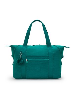 Petrolblå duffeltaske med tekstureret overflade, dobbelte håndtag, frontlynlåslomme og pompom-vedhæng. Har logo præget på siden.