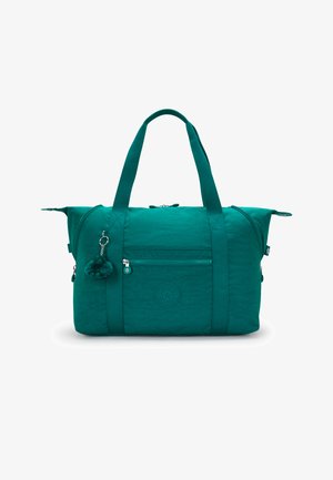 Petrolfarbene Reisetasche mit strukturierter Oberfläche, zwei Griffen, vorderer Reißverschlusstasche und einem Pompon-Anhänger. Auf der Seite ist das eingeprägte Logo zu sehen.