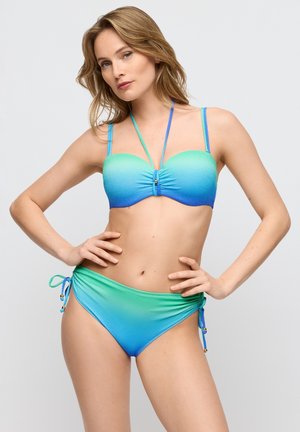 Bikini de dos piezas con top sin tirantes y braguitas con lazos ajustables a los lados. Color degradado de azul a verde, tejido texturizado con pequeñas cuentas decorativas.