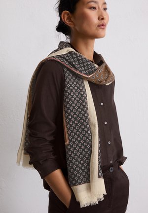 Sciarpa realizzata con un tessuto scuro a motivi con dettagli floreali, bordi crema e una sezione in paisley marrone, rifinita con bordi sfrangiati.