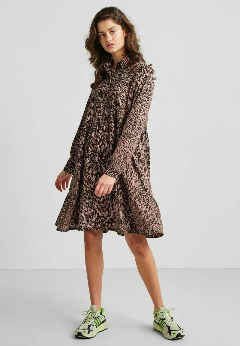 Pieces Blousejurk bruin