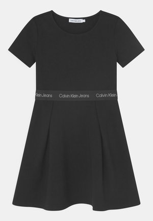 Černé šaty s krátkým rukávem a přiléhavým tělem, rozšířenou sukní a páskem s logem Calvin Klein Jeans, vyrobené z hladkého materiálu.