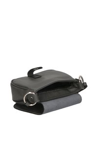 Borsa in pelle nera con chiusura a patta, hardware argento e fondo in suede grigio a contrasto. Presenta un'apertura con zip e anelli laterali.