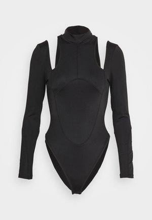 Bodysuit noir à manches longues en tissu lisse, avec un col montant, des épaules dénudées et une silhouette ajustée avec une couture définie.