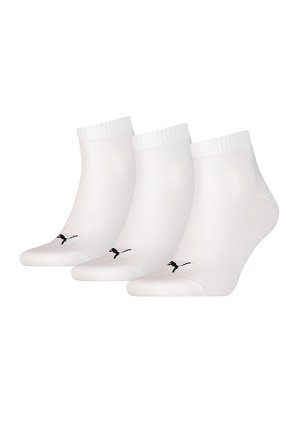 Tres pares de calcetines blancos de tobillo con puños acanalados. Cada calcetín presenta un logo negro en la puntera. Textura suave y material ligero.