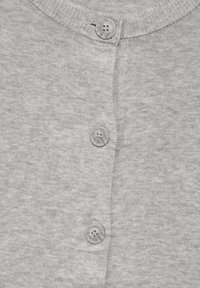 Grå cardigan med ribstrikket halsudskæring og tre klare knapper foran. Stoffet har en glat tekstur.