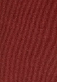 Tessuto rigato di colore rosso scuro, caratterizzato da sottili linee verticali. Texture liscia, peso medio, adatto per abbigliamento morbido o tappezzeria.
