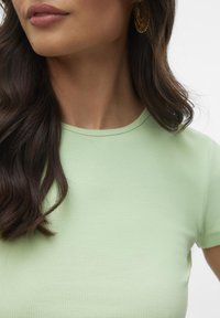 Vero Moda VMCHLOE  - Paprasti marškinėliai - pastel green