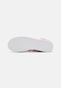 adidas Originals GAZELLE UNISEX - Tenisice - semi lucid fuchsia/footwear white/gold metallic