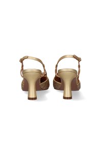 Sandalias de tacón dorado con correas de tobillo ajustables, paneles laterales beige texturizados y tacones redondos y delgados. Acabado liso y brillante.