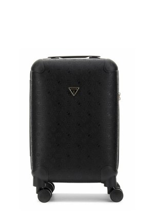 Valise rigide noire avec motif embossé, quatre roues doubles pivotantes et une plaque triangulaire avec le logo GUESS sur le devant.