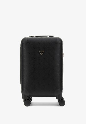 Valise rigide noire avec motif embossé, quatre roues doubles pivotantes et une plaque triangulaire avec le logo GUESS sur le devant.