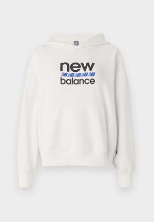 Bílá mikina s kapucí a přední klokaní kapsou, s nápisem "new balance" v tučném černém a modrém písmu přes hrudník. Měkká látka, pohodlný střih.