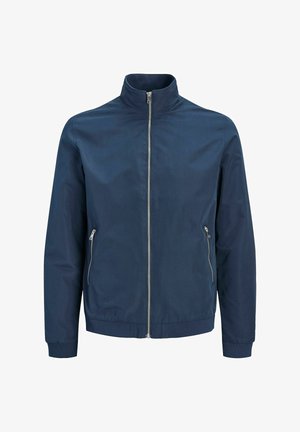 Chaqueta ligera azul marino con cuello alto, cremallera frontal y dos bolsillos laterales con cremallera, puños y dobladillo elásticos.