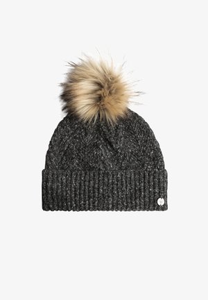 Beanie grigio lavorato a maglia con un motivo testurizzato e un pom-pom in pelliccia marrone chiaro sopra. Presenta un bordo a risvolto e un piccolo emblema argentato.