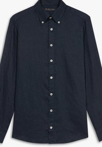 Maglietta a maniche lunghe di un blu scuro in tessuto texturizzato, con colletto button-down e sei bottoni bianchi frontalmente.