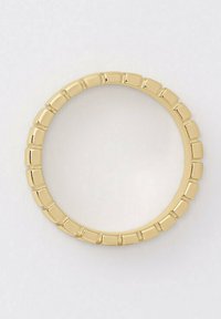 Goldring mit runder Form und blockartigen, strukturierten Abschnitten, die gleichmäßig um den Ring verteilt sind und ein verknüpftes Aussehen erzeugen.
