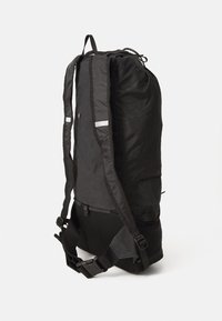 Zaino nero con forma cilindrica, realizzato in tessuto resistente. Spallacci regolabili, schienale in rete e chiusura superiore con cordino per un accesso sicuro.
