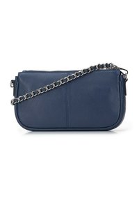 Borsa a pochette in pelle blu navy con finitura testurizzata, forma rettangolare, chiusura con zip e tracolla in catena argentata. Bordi morbidi con design minimalista.