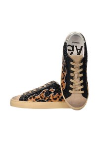 Zapatillas negras con estampado de leopardo y detalles brillantes, diseño de cordones, punta beige y tejido texturizado. Suela de goma para un buen agarre.
