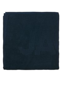 Serviette pliée d'un bleu marine foncé avec un motif à rayures verticales formant les lettres "JBL" à la surface.