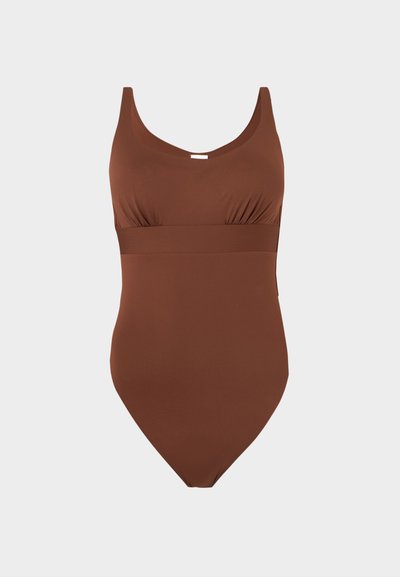 Καφέ ολόσωμο μαγιό με στρογγυλή λαιμόκοψη, ρυτιδωμένη λεπτομέρεια στο στήθος και φαρδιά ζώνη σε απλό ανοιχτό γκρι φόντο.