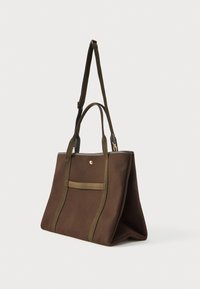 Καφέ μεγάλη τσάντα tote με διπλές λαβές και μακρύ ρυθμιζόμενο λουρί ώμου, με χρυσά αξεσουάρ και μικρή μπροστινή τσέπη.