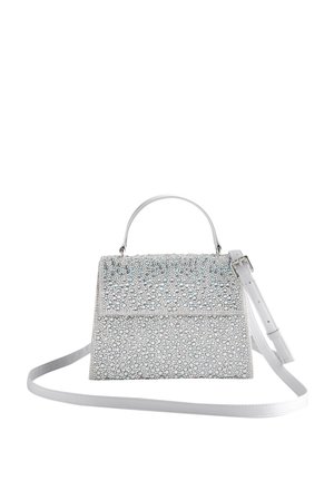 Petit sac à main blanc avec poignée supérieure et longue bandoulière réglable, couvert de strass argentés et bleu clair espacés régulièrement.