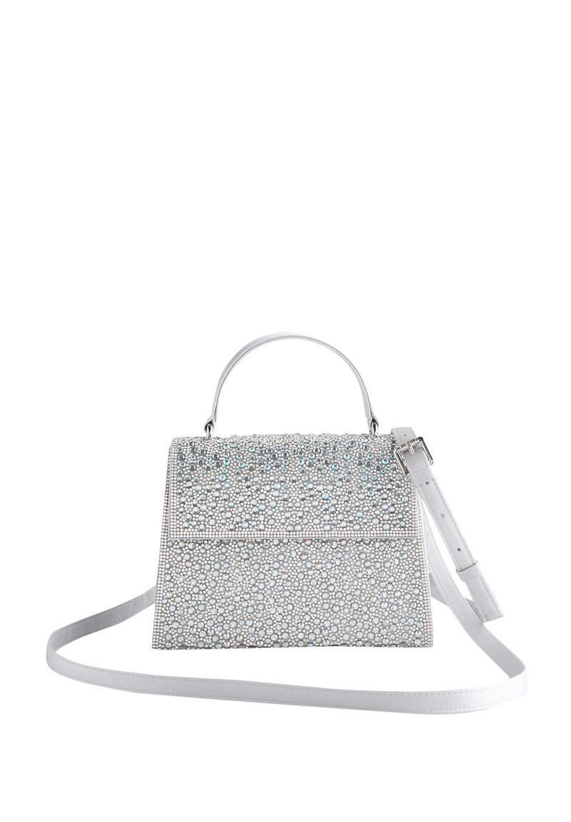 Petit sac à main blanc avec poignée supérieure et longue bandoulière réglable, couvert de strass argentés et bleu clair espacés régulièrement.