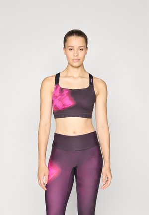 Sports-bh og leggings sett i mørk lilla med rosa tie-dye detaljer; glatt tekstur, firkantet utringning og brede stropper for støtte.