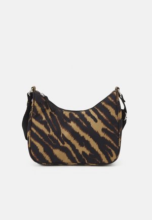 Kleine Schultertasche mit braun-schwarzem Tigerstreifenmuster, Reißverschluss und verstellbarem schwarzem Riemen.