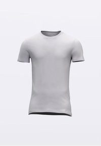 Svetlo siva majica kratkih rokavov iz gladkega blaga. Ima okrogel izrez in črne poudarke na spodnjem robu in rokavih.