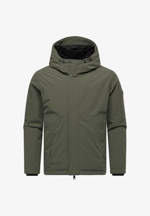 Olīvzaļā jaka ar kapuci, izgatavota no gludas, ūdensizturīgas materiāla. Tās priekšpusē ir rāvējslēdzis, spiedpogas un sānu kabatas.