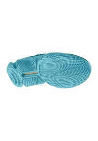 Una suola di scarpa in gomma turchese con un motivo testurizzato e forme geometriche in rilievo, impreziosita da un logo dorato sul lato.