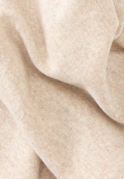 Tela de lana beige suave con una textura lisa y tejida, y pliegues delicados que crean una apariencia acogedora.