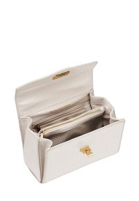 Biała torebka z tłoczeniem w kształcie krokodyla, z metallicznymi złotymi detalami, klapą na górze oraz otwartym wnętrzem z kieszenią na zamek błyskawiczny i beżową podszewką.