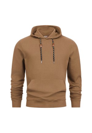 Bruine hoodie met ribbeltextuur, een voorkantzak en zwart-witte koordjes met houten accenten.