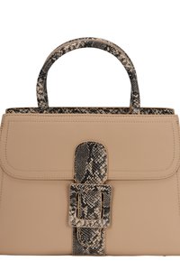Beige lædertaske med en struktureret slangeskindsaccent og en firkantet tryklås. Runde tophanke supplerer det strukturerede design.