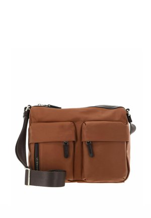 Sac bandoulière marron avec deux poches avant zippées et une bandoulière réglable marron foncé sur fond blanc.