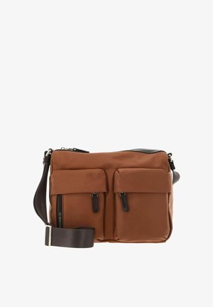 Sac bandoulière marron avec deux poches avant zippées et une bandoulière réglable marron foncé sur fond blanc.